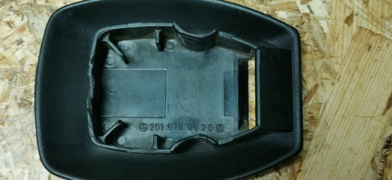 Крышка ремня безопасности Mercedes W124 1989 E260