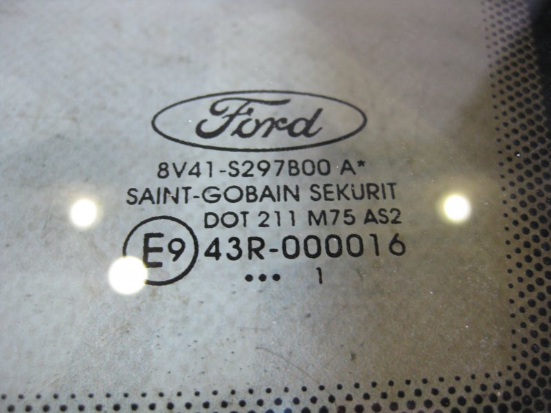 Стекло боковое глухое (форточка) Ford Kuga 2009