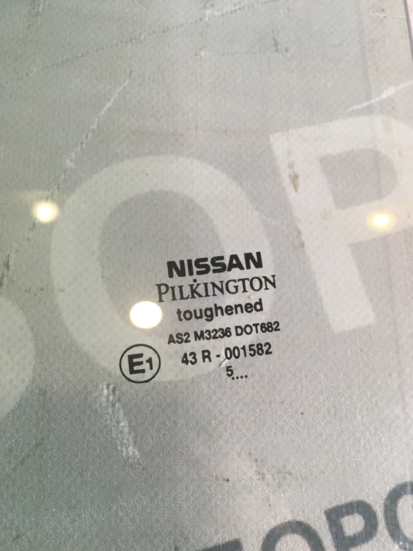 Стекло двери Nissan Almera N16 2005 хэтчбек