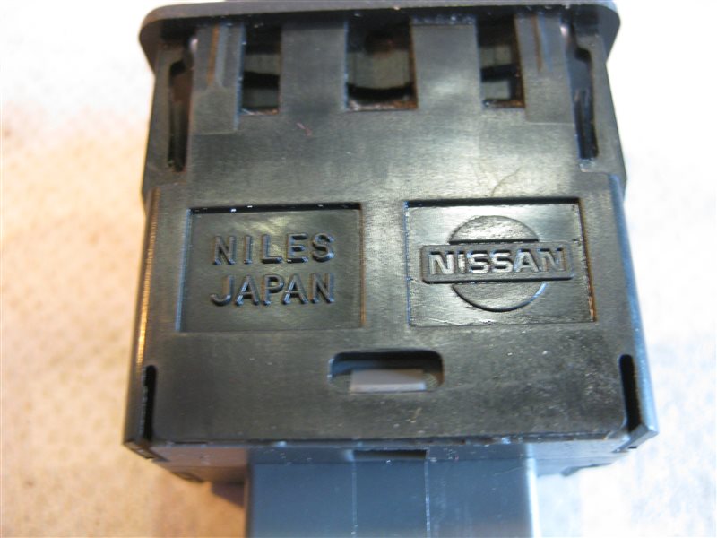 Кнопка центрального замка Nissan Primera P12 2003 хэтчбек
