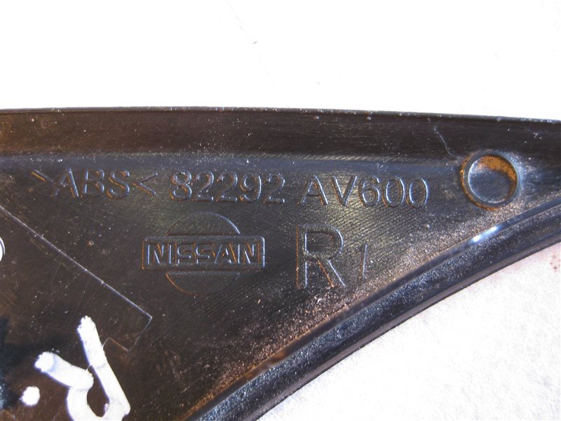 Накладка двери ( уголок ) Nissan Primera P12 2003 хэтчбек