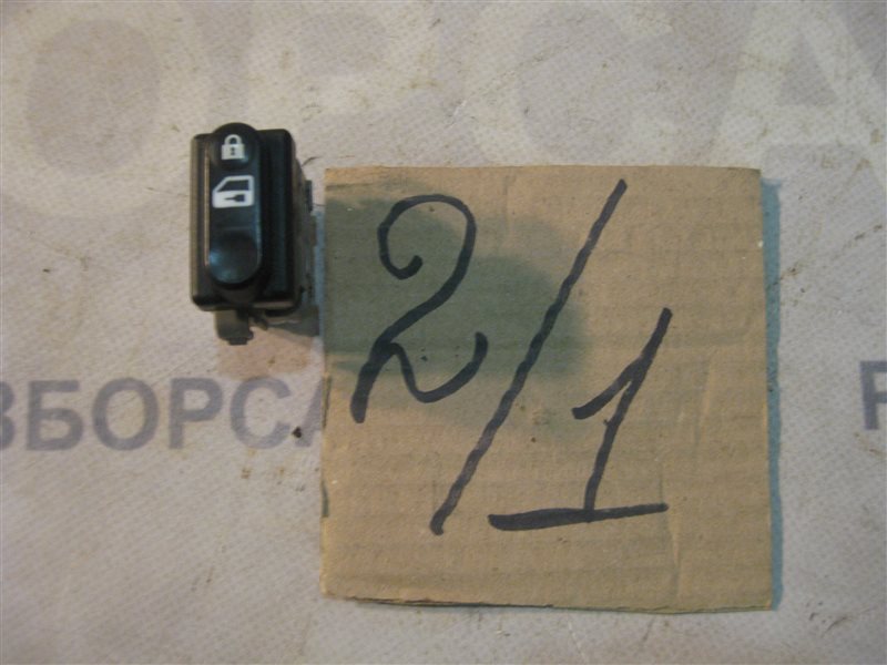 Кнопка центрального замка Nissan Primera P12 2004 седан