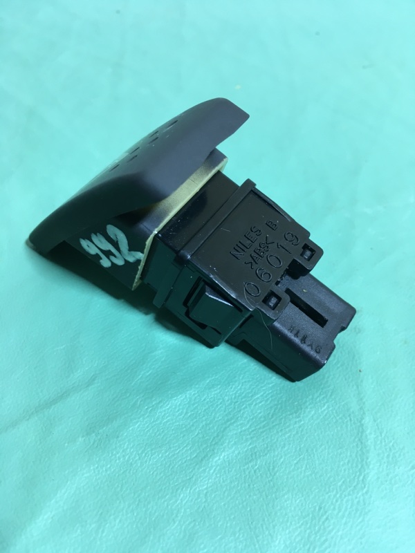 Кнопка аварийной сигнализации Suzuki Swift 2010