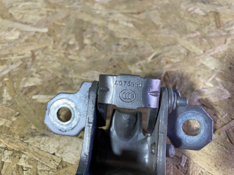 Петля двери верхняя Renault Megan III 2012 хэтчбек