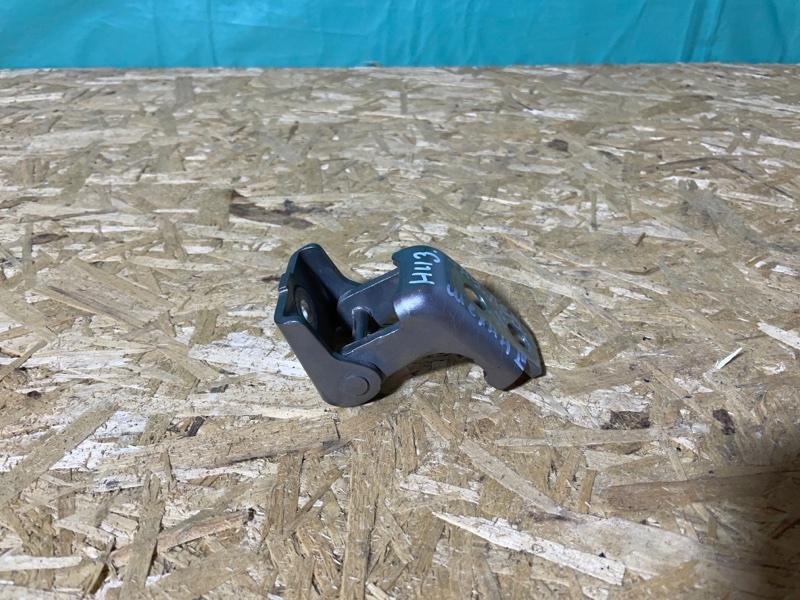 Петля двери нижняя Renault Megan III 2012 хэтчбек