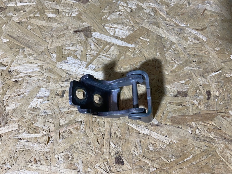 Петля двери нижняя Renault Megan III 2012 хэтчбек