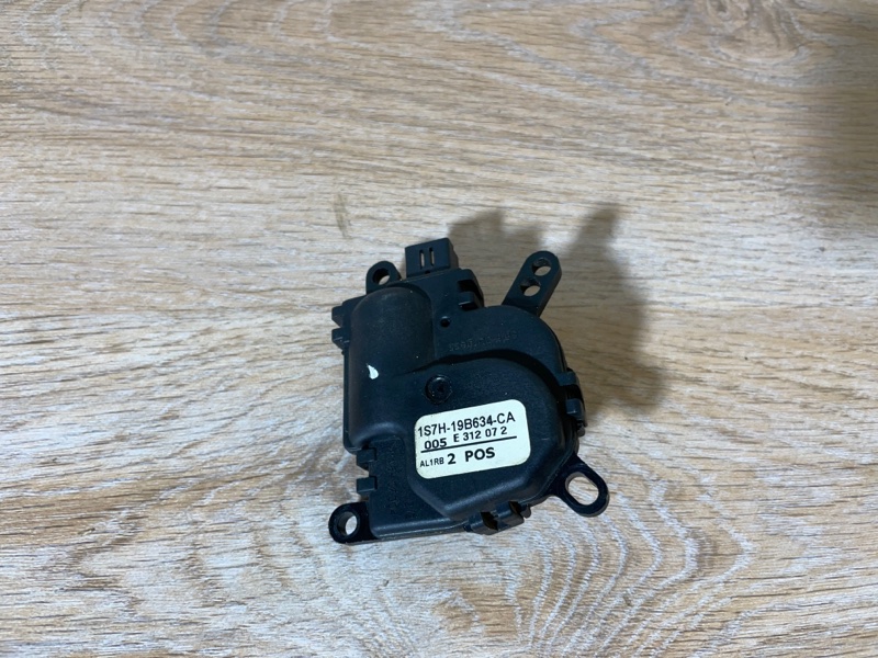 Сервопривод заслонки отопителя Ford Focus 2007 хэтчбек