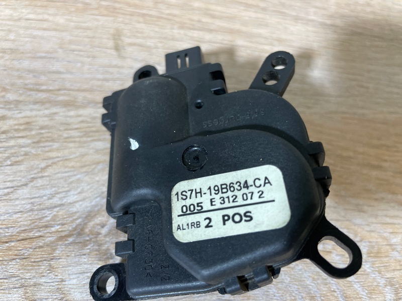Сервопривод заслонки отопителя Ford Focus 2007 хэтчбек