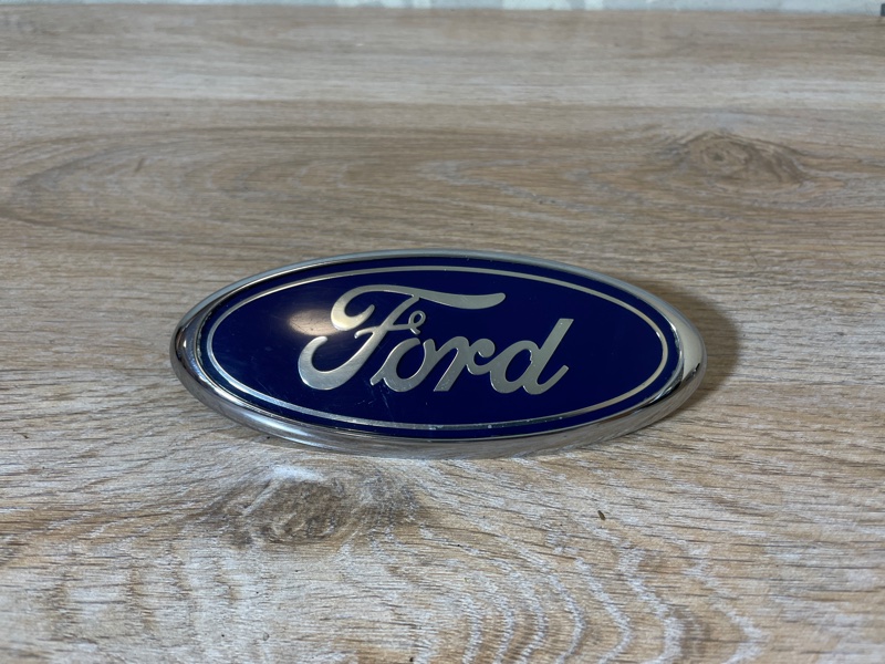 Эмблема крышки багажника Ford Focus 2007 хэтчбек