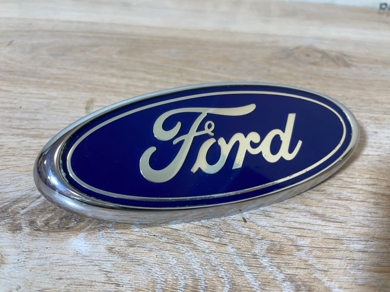 Эмблема крышки багажника Ford Focus 2007 хэтчбек