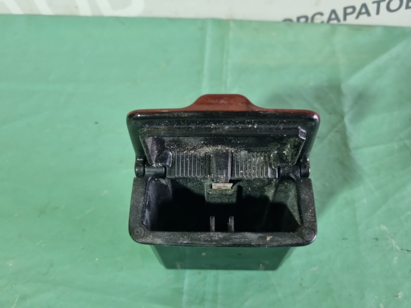 Пепельница Toyota Camry 2004 седан