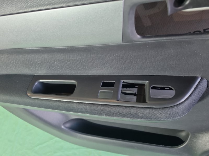 Обшивка двери Suzuki Swift 2010
