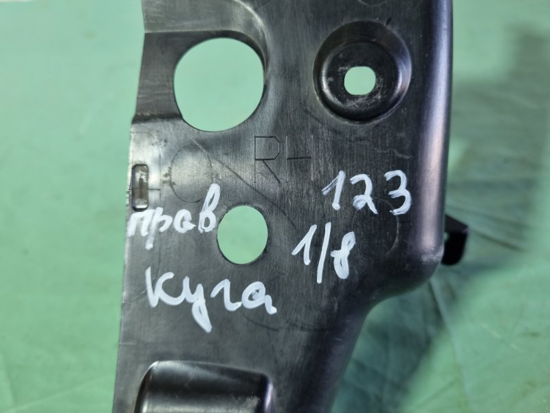 Накладка под фонарь Ford Kuga 2009