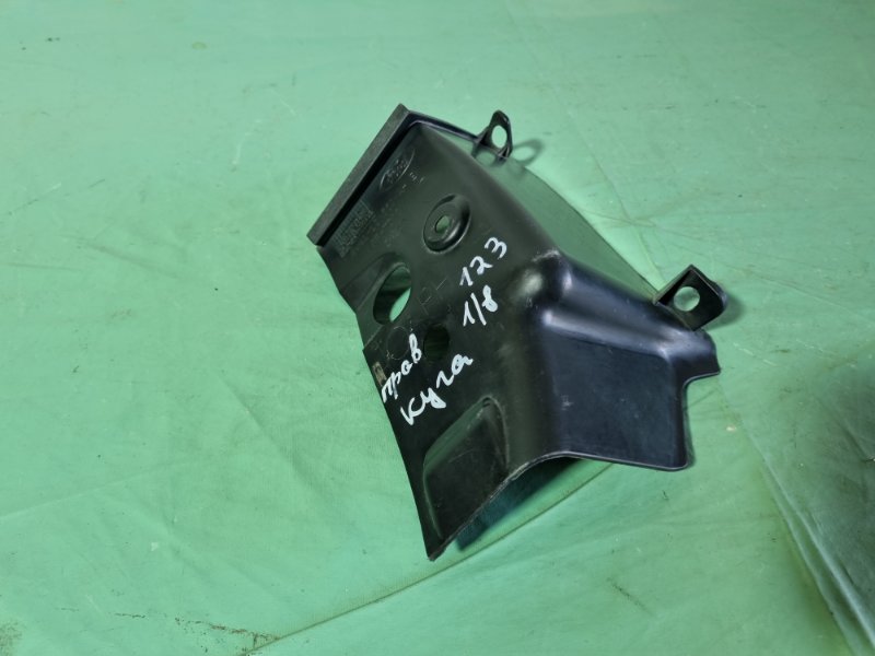 Накладка под фонарь Ford Kuga 2009