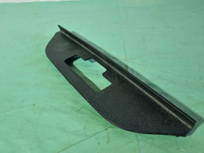 Накладка замка багажника Ford Kuga 2009