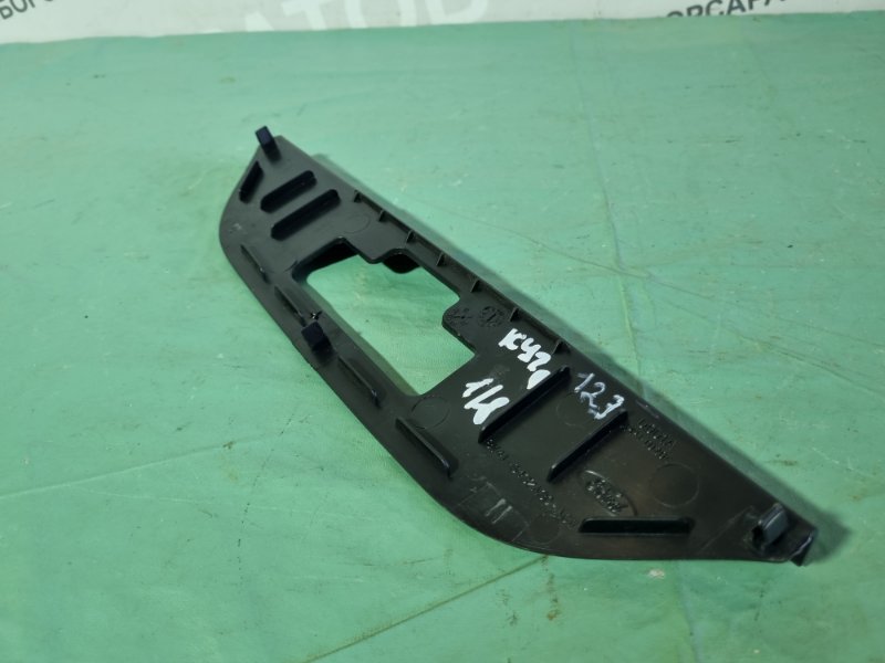 Накладка замка багажника Ford Kuga 2009