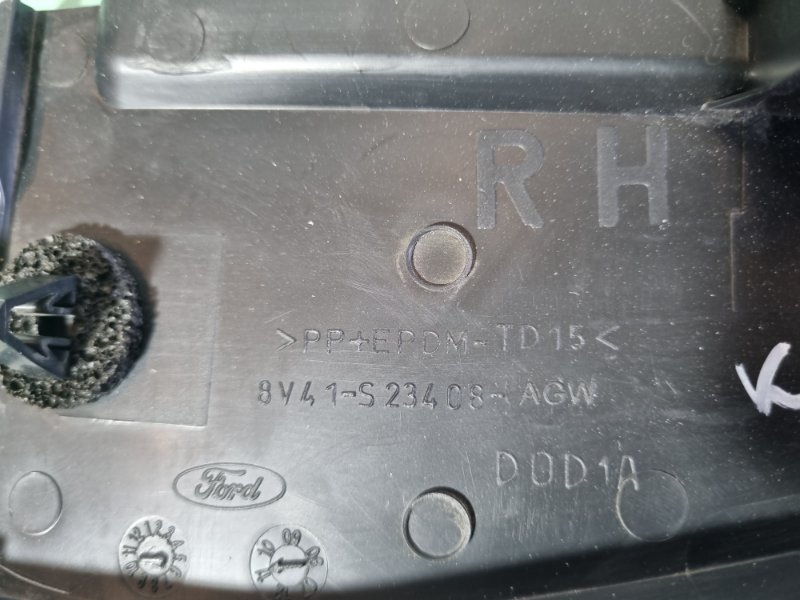 Накладка двери ( уголок ) Ford Kuga 2009