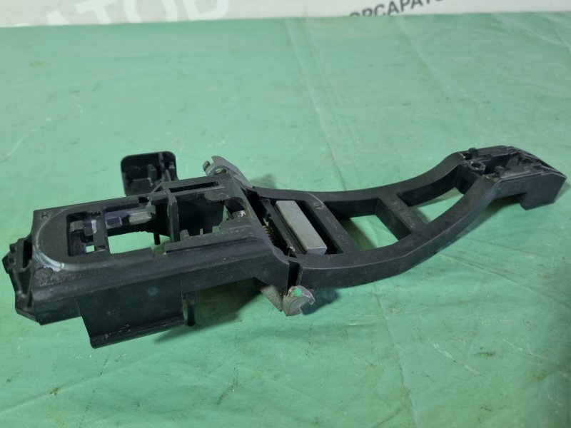 Кронштейн ручки двери наружной Ford Kuga 2009