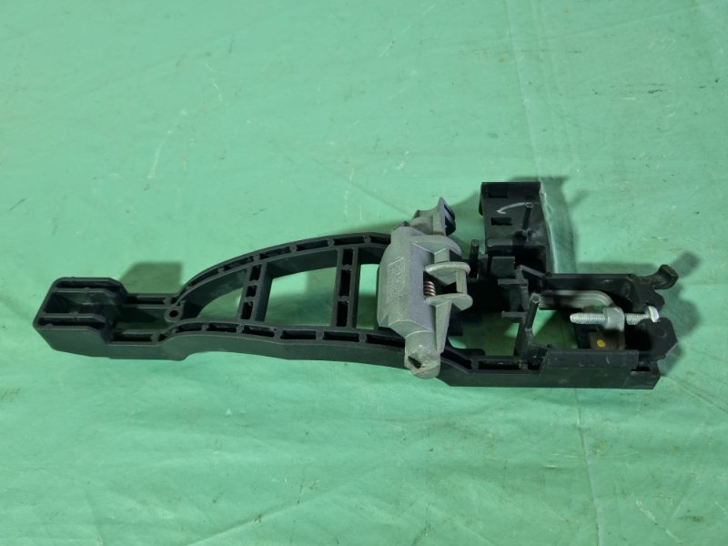 Кронштейн ручки двери наружной Ford Kuga 2009