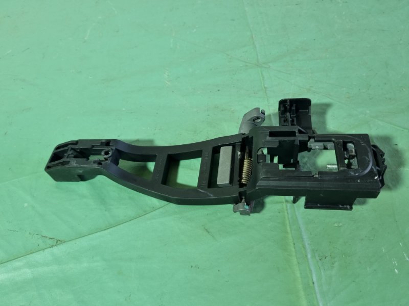 Кронштейн ручки двери наружной Ford Kuga 2009