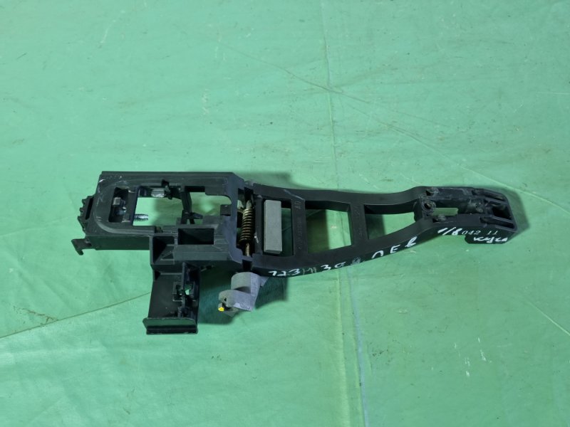 Кронштейн ручки двери наружной Ford Kuga 2009