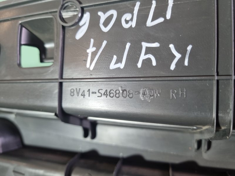 Направляющая шторки багажника Ford Kuga 2009