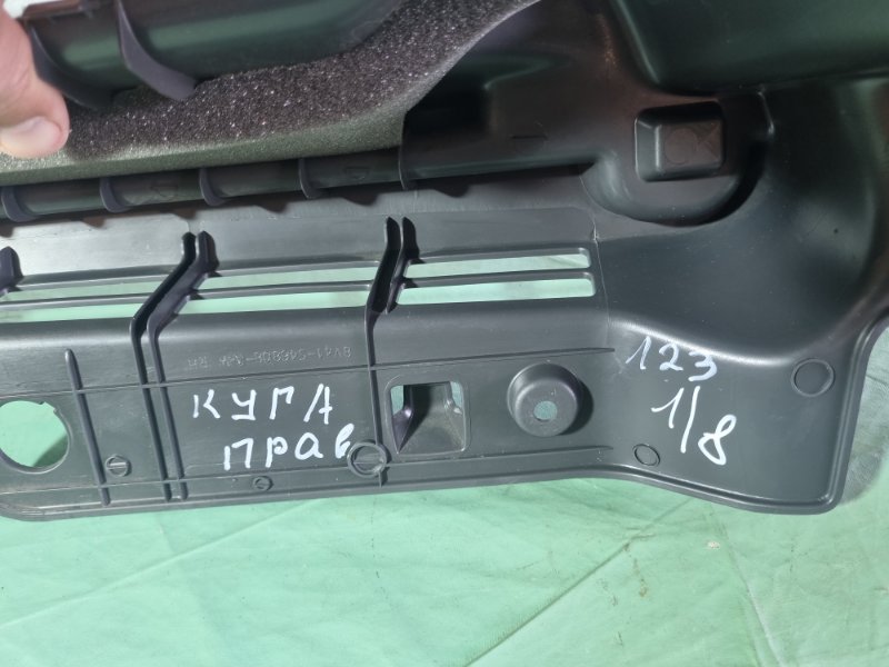 Направляющая шторки багажника Ford Kuga 2009