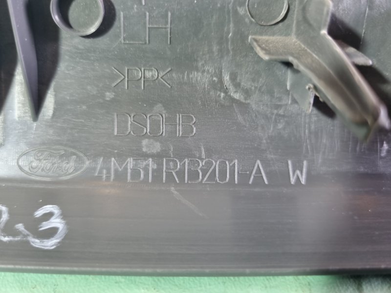 Накладка порогa Ford Kuga 2009