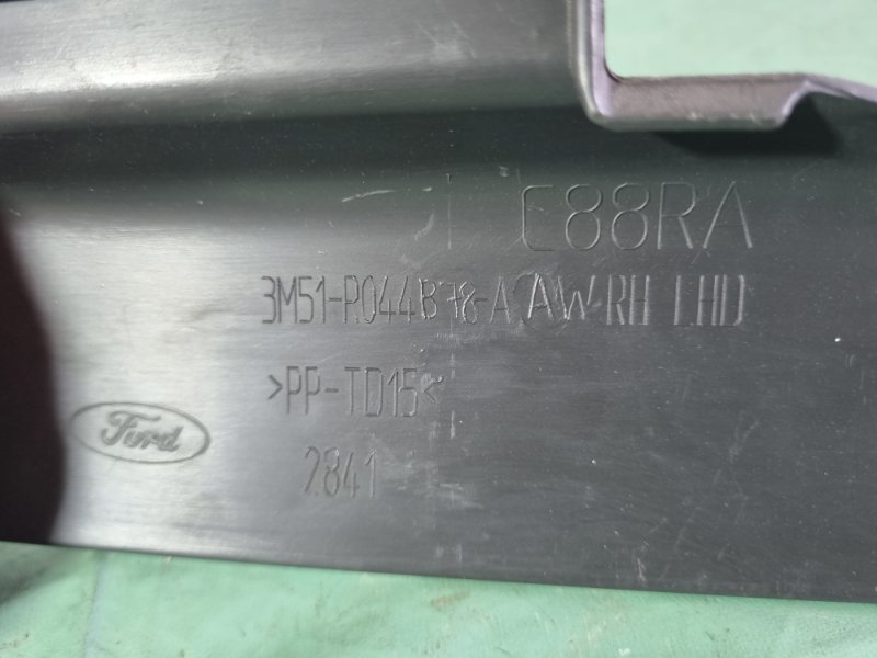 Накладка торпедо Ford Kuga 2009