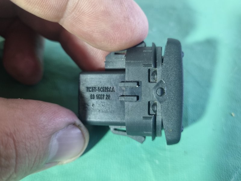 Кнопка стеклоподъемника Ford Kuga 2008