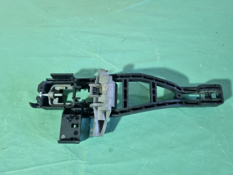 Кронштейн ручки двери наружной Ford Kuga 2008