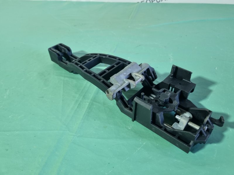 Кронштейн ручки двери наружной Ford Kuga 2008