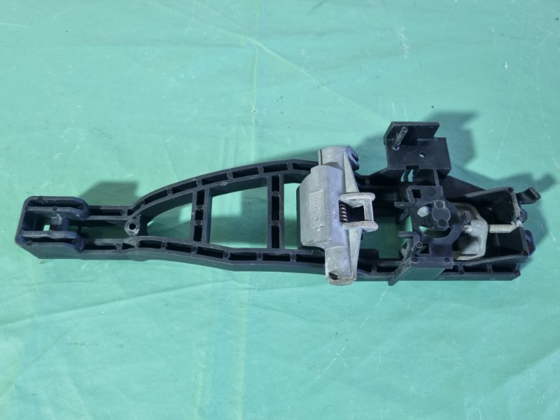 Кронштейн ручки двери наружной Ford Kuga 2008