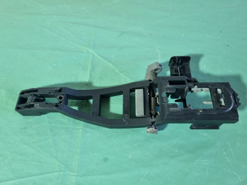 Кронштейн ручки двери наружной Ford Kuga 2008