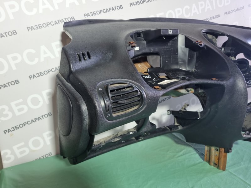 Торпедо Peugeot 206 2004 хэтчбек