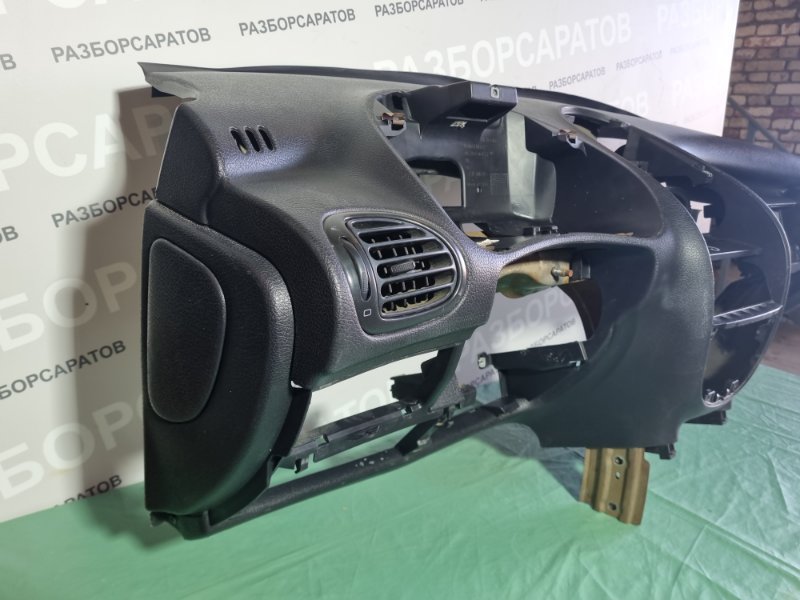 Торпедо Peugeot 206 2004 хэтчбек