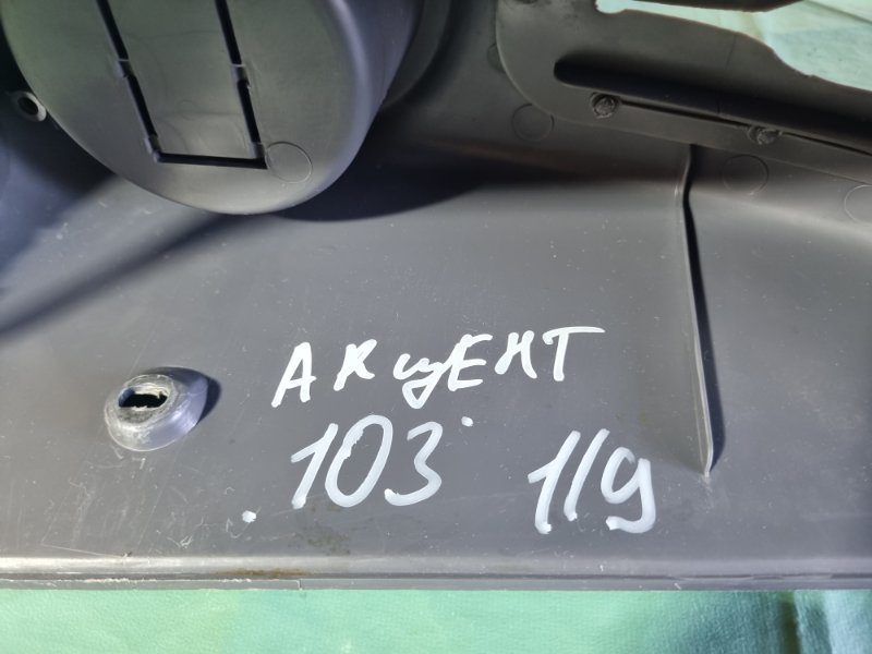 Консоль между сидений Hyundai Accent 2008 седан