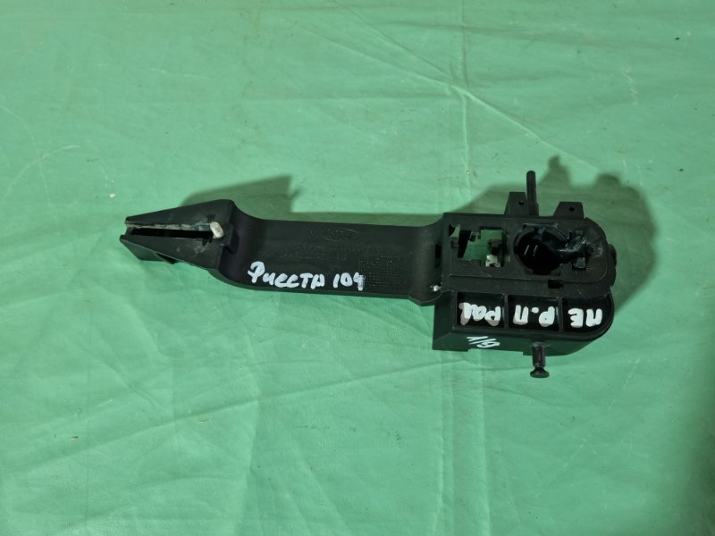 Кронштейн ручки двери наружной Ford Fiesta 2007 хэтчбек 5 дв.