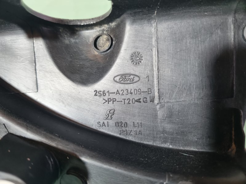 Накладка двери ( уголок ) Ford Fiesta 2007 хэтчбек 5 дв.