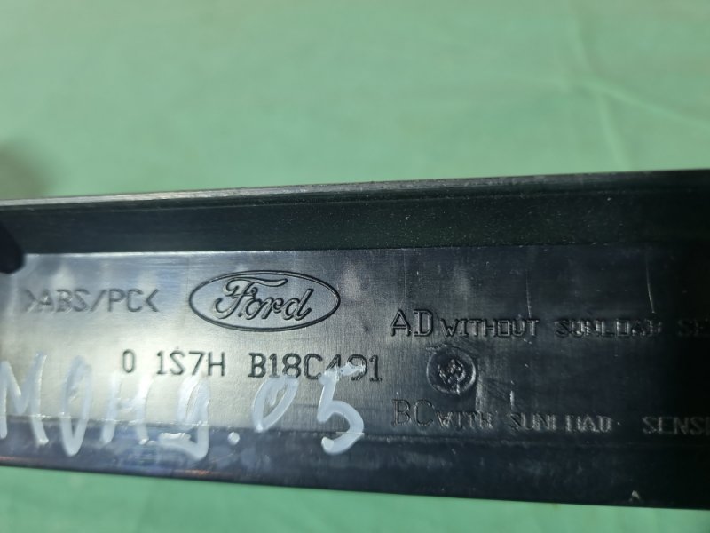 Накладка торпедо Ford Mondeo III 2005 седан