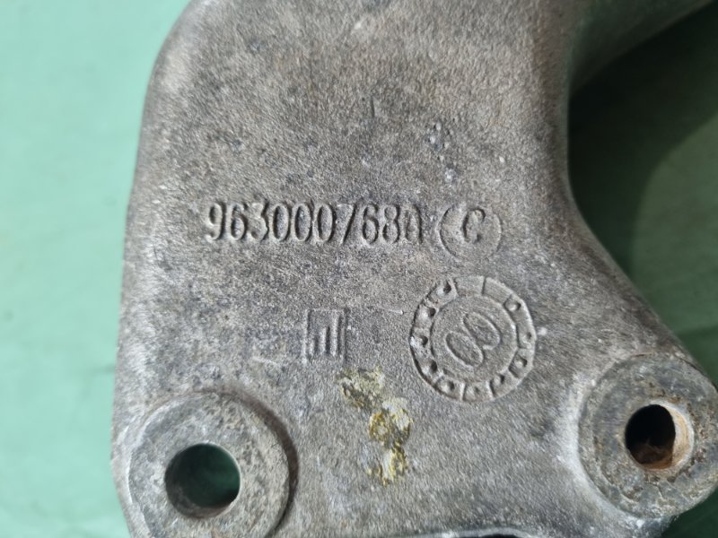 Кронштейн опоры двигателя Peugeot 206 2004 хэтчбек