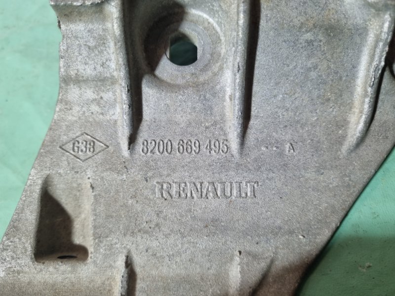 Кронштейн генератора Renault Fluence 2010