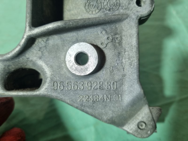Кронштейн двигателя Ford Kuga 2008