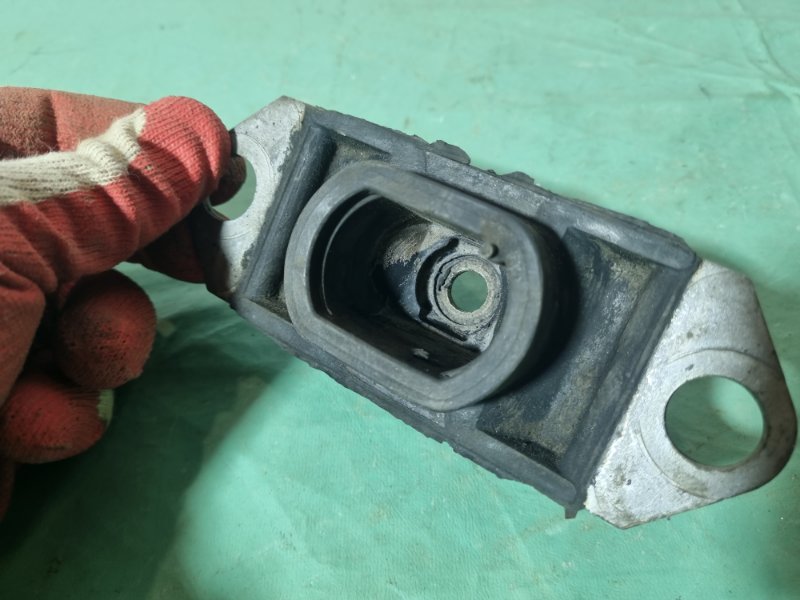 Опора КПП Renault Logan 2007