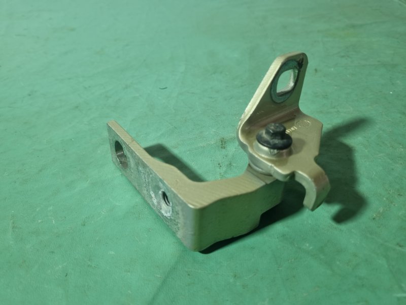 Петля двери нижняя Ford Galaxy 2006