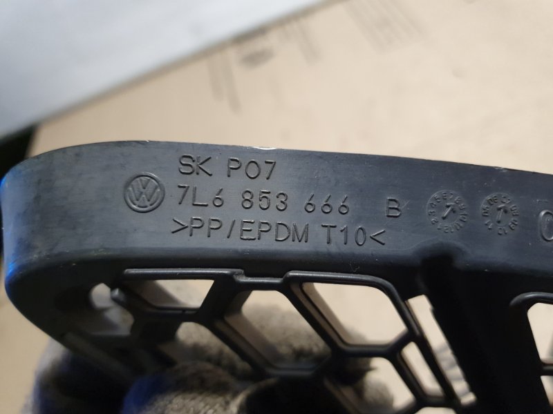 Решетка бампера Volkswagen Touareg 2007 7L6