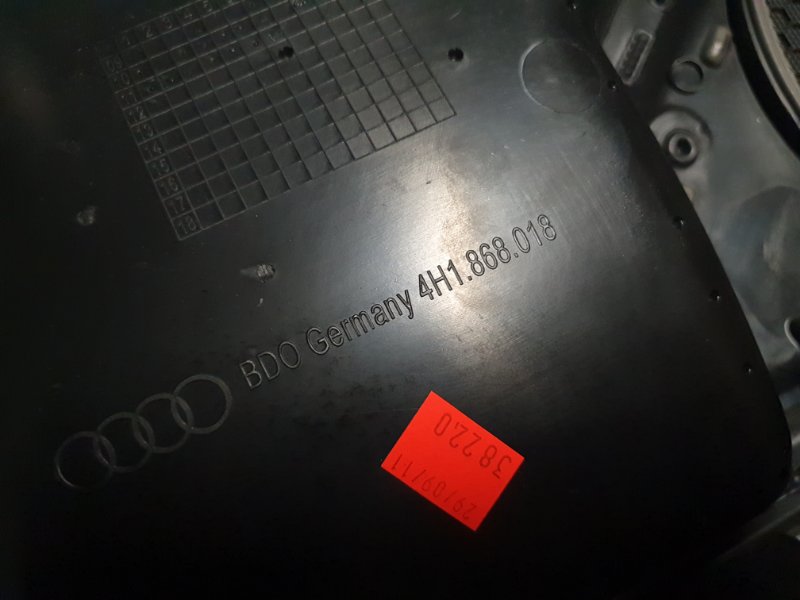 Обшивка двери передней правой Audi A8 2012 4H