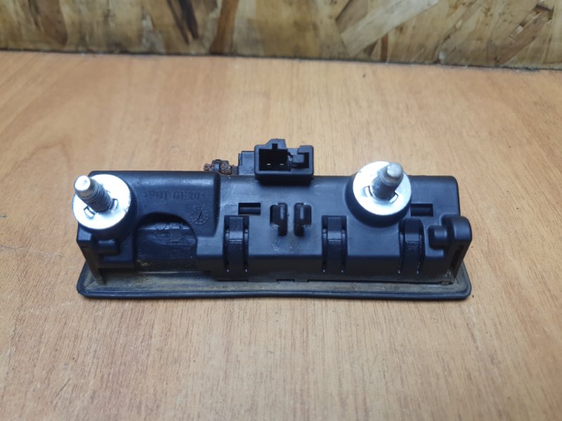 Кнопка открывания багажника Volkswagen Touareg 2011 7P
