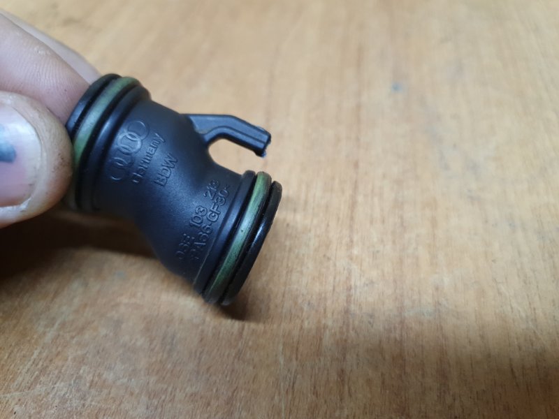 Патрубок (трубка, шланг) Volkswagen Touareg 2011 7P