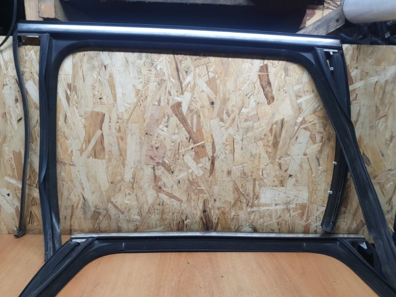 Уплотнитель стекла двери Volkswagen Touareg 2011 7P